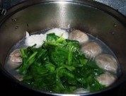 美味的菠菜鱼丸蛋花汤做法图解7)