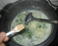 味道极佳的菠菜猪肝粥做法图解13)
