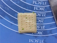 自制葱香苏打饼干做法图解12)