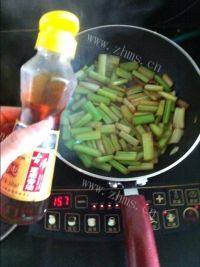 家常肉炒芹菜做法图解4)