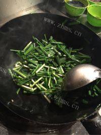 美味的韭菜炒海肠做法图解4)