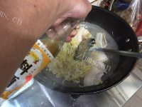 美味的酸菜氽白肉做法图解13)