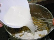 自制焦糖菠萝蛋糕做法图解6)