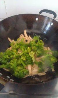 家常菜西兰花炒杏鲍菇做法图解7)