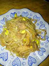 家常黄豆芽肉丝炒饼做法图解4)