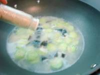 美味的皮蛋黄瓜汤做法图解8)