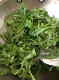 开胃蒜蓉茼蒿做法图解3)