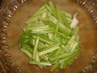 开胃的芹菜炒鸡蛋做法图解1)