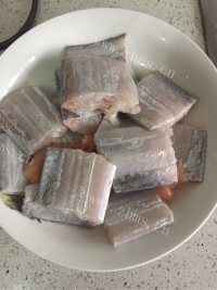 色香味俱全的红烧带鱼做法图解1)