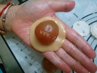 美味的莲蓉蛋黄广式月饼做法图解5)