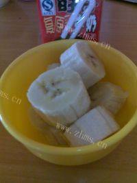 「DIY美食」香蕉奶昔做法图解1)