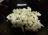 家常菜腊肉炒花菜做法图解3)