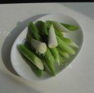 家常菜腊肠炒青蒜做法图解1)
