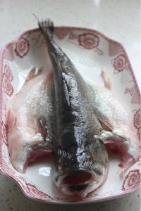 香气浓郁的清蒸鲈鱼做法图解1)