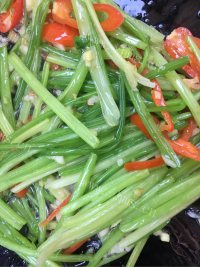 色泽鲜亮的芹菜炒牛肉做法图解6)