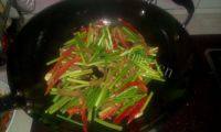 家常菜蒜薹炒肉丝做法图解6)
