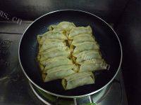 美味的猪肉韭菜锅贴做法图解16)