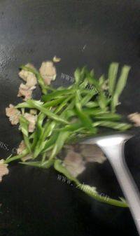 家常菜五花肉炒芹菜做法图解4)