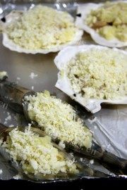 美味的蒜蓉奶酪焗虾贝做法图解3)