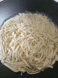 口感好的蛤肉豆腐皮小炒做法图解6)