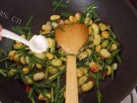 美味韭菜炒蚕豆做法图解7)