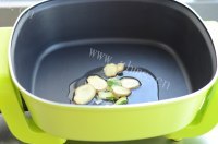 热腾腾的辣白菜海鲜锅做法图解2)