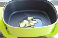 热腾腾的辣白菜海鲜锅的做法图解二