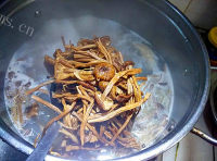滋补的茶树菇煲鸡汤做法图解6)