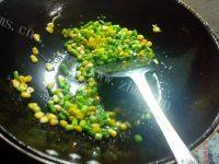 香喷喷的蒜苔炒玉米做法图解9)