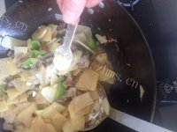 唇齿留香的土豆炒肉做法图解10)