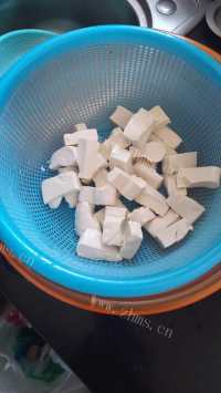 香气浓郁的鱼头豆腐汤做法图解2)