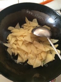 色泽鲜亮的青椒土豆片做法图解4)