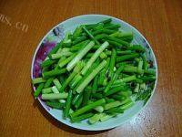 妈妈做的蒜薹炒腊肉做法图解2)