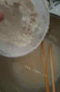 美味的胡萝卜香菇肉煎包做法图解1)
