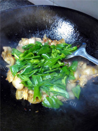 色香味浓的青椒回锅肉做法图解9)