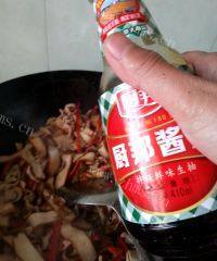 家常菜豆干炒肉做法图解9)