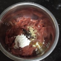 油而不腻的水煮牛肉做法图解2)