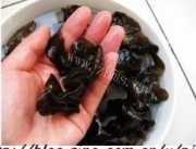 家常菜葱烧木耳炒肉做法图解2)