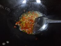 诱人的芋头炖排骨做法图解4)