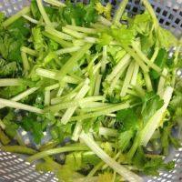 芹菜肉丝做法图解2)