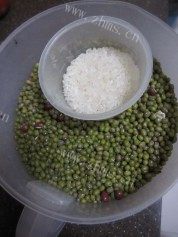 绿豆大米粥做法图解1)