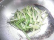 热腾腾的芹菜炒鸡蛋做法图解6)