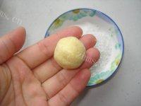 营养丰富的黄金椰丝球做法图解7)
