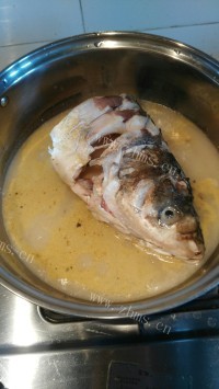 独特的鱼头炖豆腐做法图解4)