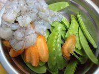 家常菜虾仁炒荷兰豆做法图解1)