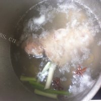 美味的白切猪肘做法图解3)