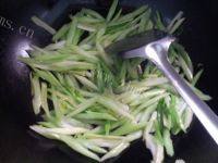 甘脆的芹菜炒鸡蛋做法图解4)