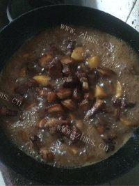诱人的土豆红烧肉做法图解10)