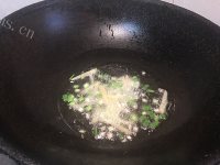美味的油爆河虾做法图解3)