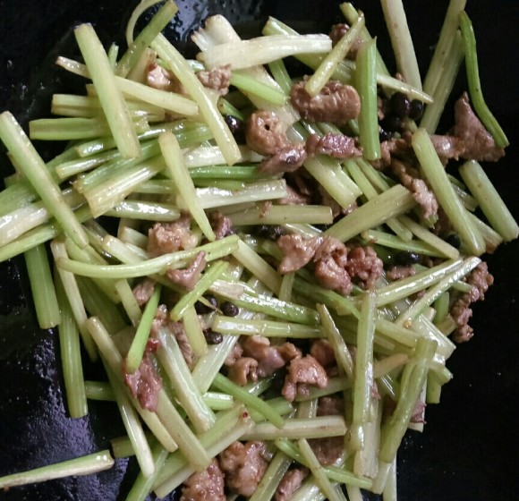 独特的芹菜炒肉